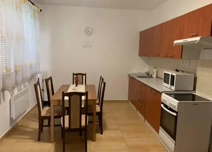 Lea V Patinciach Villa Patince